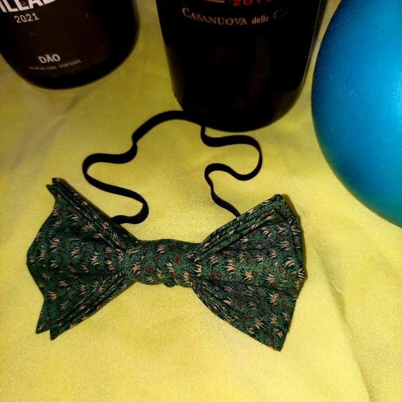 Handmade Bowtie for boys or girls - Picture 1 of 3